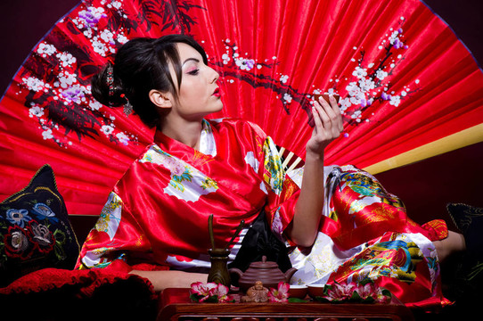 穿紅亞洲服裝的女人