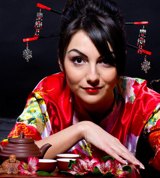 穿紅亞洲服裝的女人