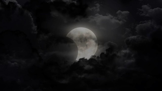 夜空中的半個(gè)月亮