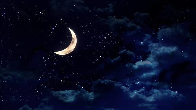 夜空中的半個(gè)月亮