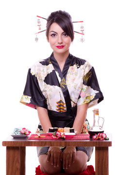 用筷子的女人和壽司卷