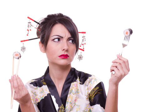 用筷子的女人和壽司卷