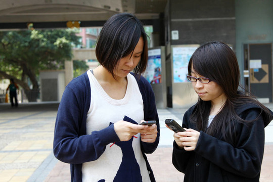 亞洲女人使用手機(jī)