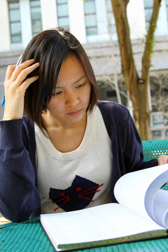 亞洲女孩在大學(xué)學(xué)習(xí)