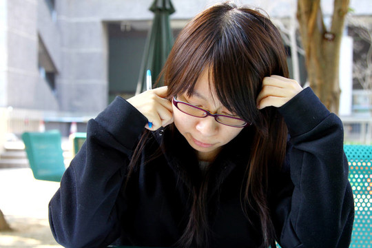 亞洲女孩在大學學習
