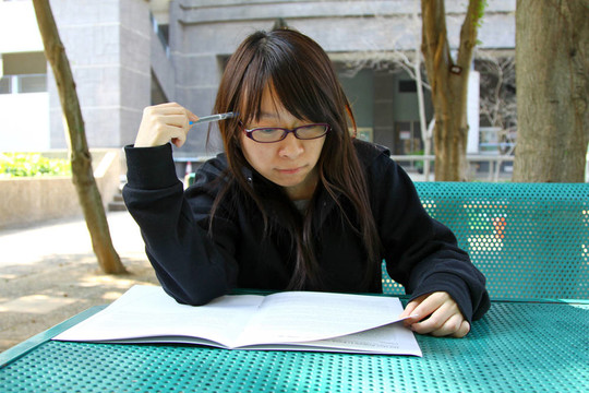亞洲女孩在大學(xué)學(xué)習(xí)