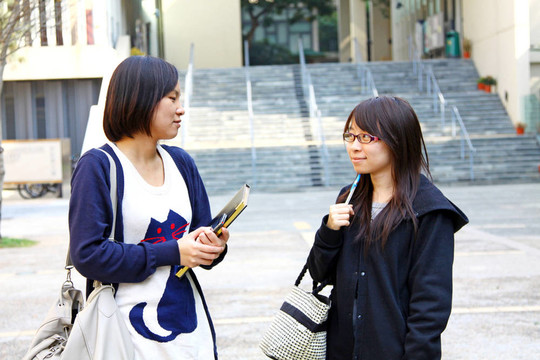 亞洲大學(xué)生在大學(xué)學(xué)習(xí)與討論