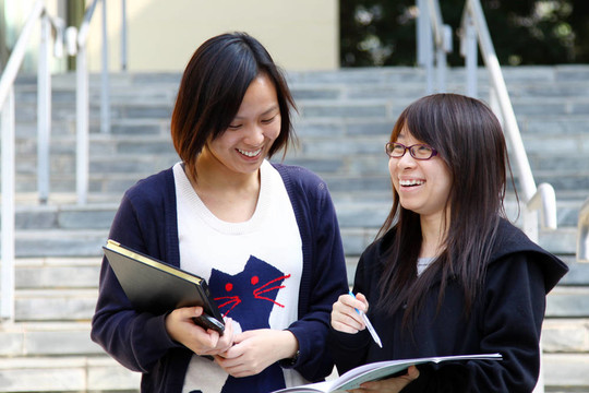 亞洲大學生在大學學習與討論