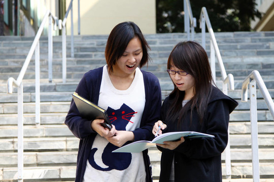 亞洲大學生在大學學習與討論