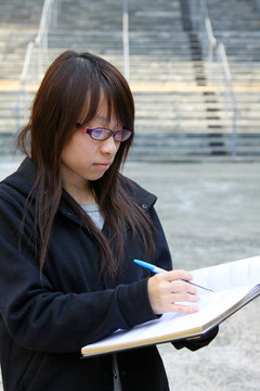 亞洲女孩在大學(xué)學(xué)習(xí)