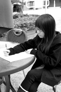 亞洲女孩在大學(xué)學(xué)習(xí)