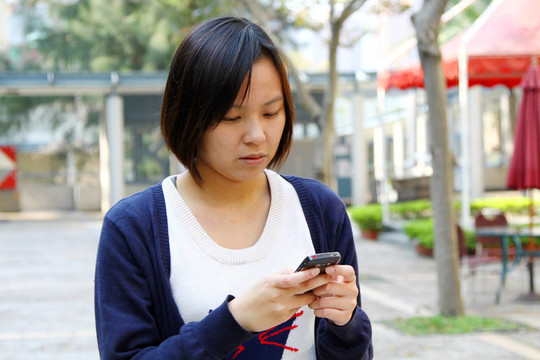 亞洲女人通過電話發(fā)短信