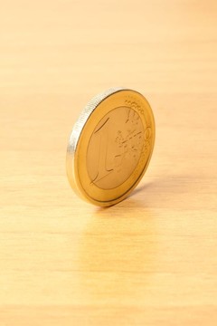 木材上的歐元硬幣
