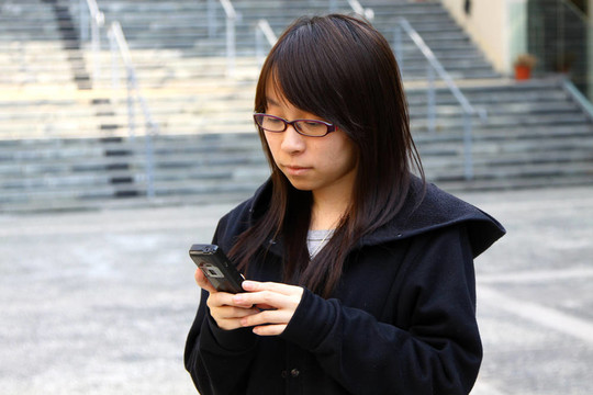 亞洲女人通過電話發(fā)短信
