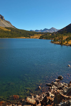 湖泰奧加山。