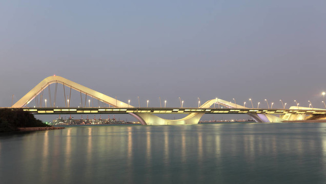 扎耶德橋夜景；阿布扎比；阿拉伯聯(lián)合酋長國