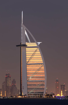 Burj al Arab在夜間照明；迪拜；阿拉伯聯(lián)合酋長國