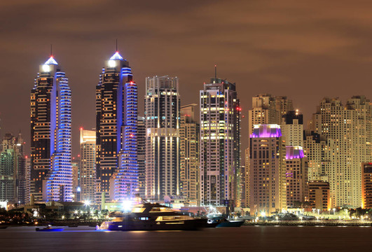 迪拜夜间码头；阿拉伯联合酋长国