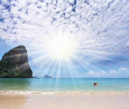 早晨走在海上
