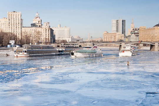 iceboats和冰凍的莫斯科河的漁夫