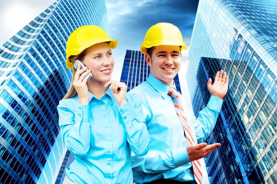 站在建筑物背景上的年輕建筑師戴著防護頭盔