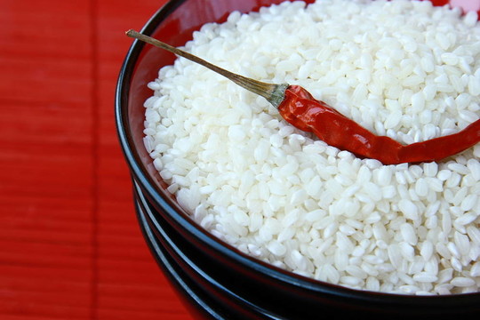 黑碗里的白米飯