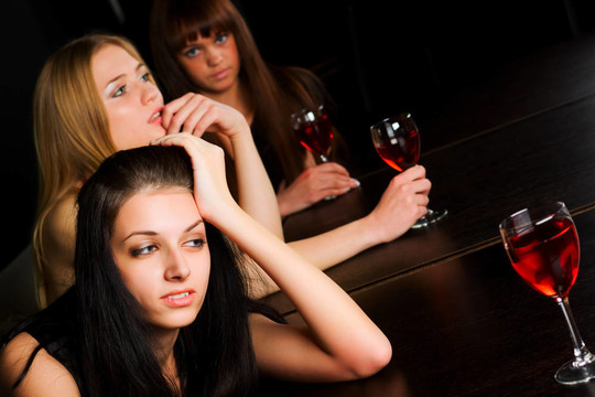 三個酒吧里的年輕女人