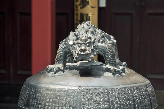 裝飾中國青銅寓言動物鐘上