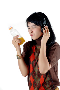 她喜歡亞洲女人軟飲料
