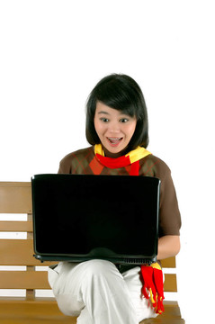 年輕女子驚訝地看著筆記本電腦