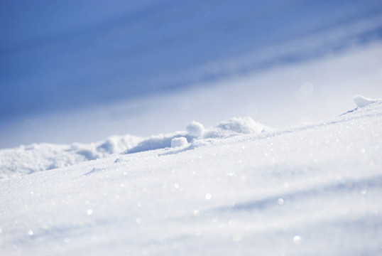 在晴朗的日子里的白雪