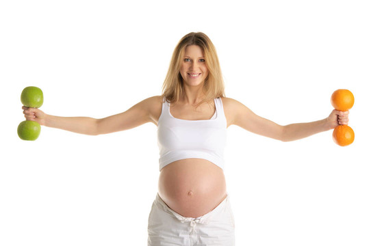 懷孕的婦女參與健身啞鈴