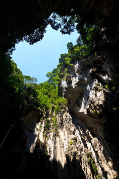 洞穴的陡峭的火山口壁