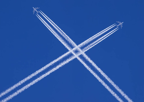 兩架飛機在空中交叉