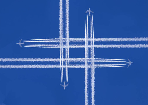 四架飛機(jī)在空中交叉