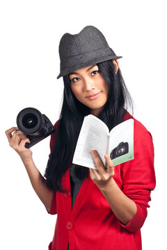 女孩閱讀相機用戶手冊