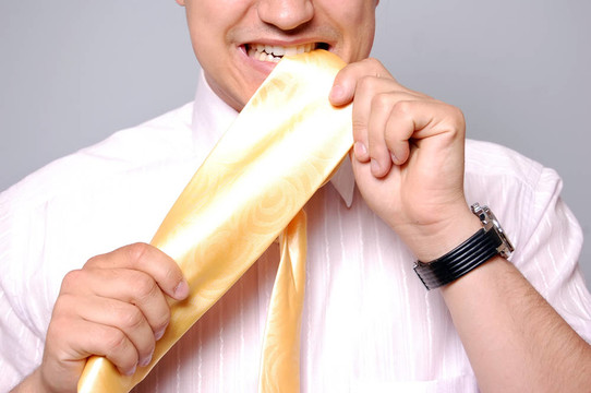 年輕人不能選擇領(lǐng)帶。工作室拍攝。