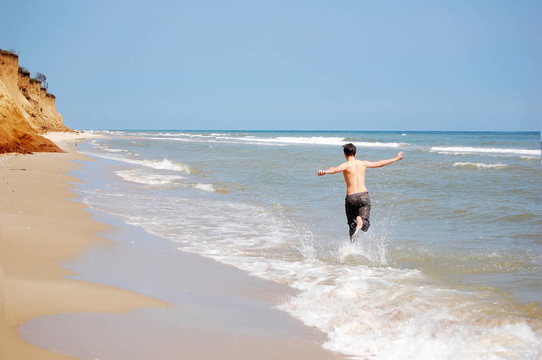 海灘上跑步的男孩