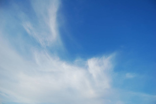 天空中的云，從背后閃耀