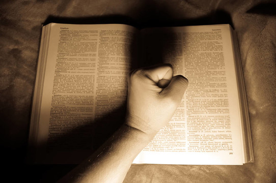 人手書。