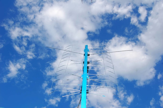 DM天線在藍(lán)色天空背景。