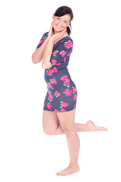 微笑的年輕長(zhǎng)發(fā)女人穿深色連衣裙