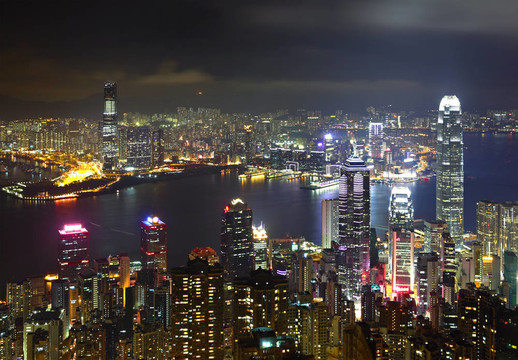 香港的天際線在夜間