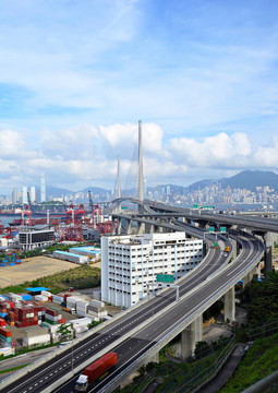 在香港大橋和集裝箱碼頭