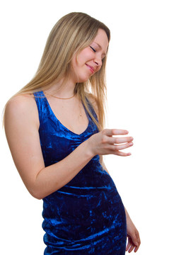 穿深藍色衣服的女孩