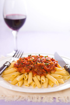 Arrabiatta pasta和酒