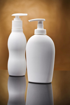 兩個(gè)白色化妝品噴霧劑
