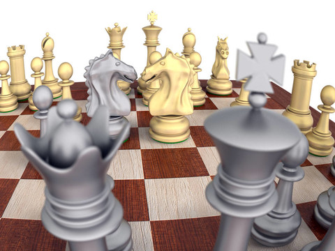 木板上的金屬象棋；騎士對抗。