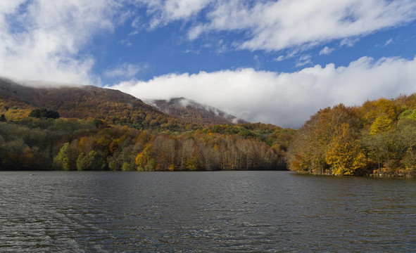 在Montseny湖Santa Fe的秋天。西班牙