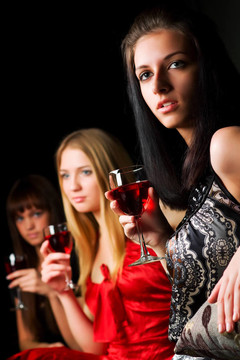 夜間酒吧里的年輕女性